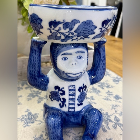 Vintage Chinoiserie Blue and White Monkey Holding Trinket Dish - Picture 4 of 7